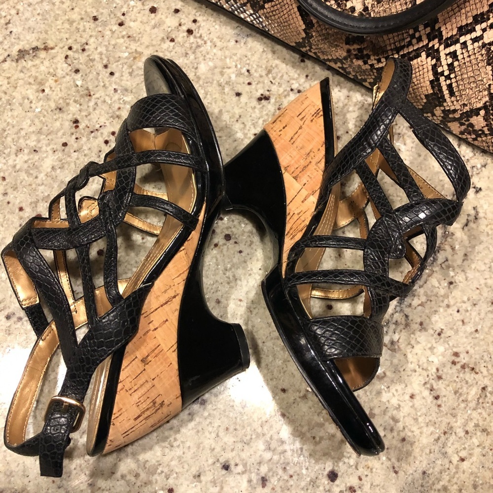 Tahari Petunia Beautiful Leather Sandals - Picture 2 of 8